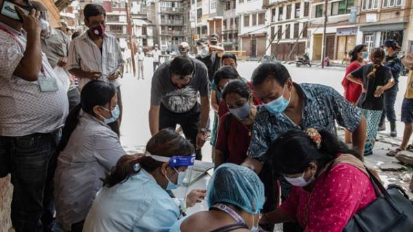 尼泊尔为老年人接种中国新冠疫苗
