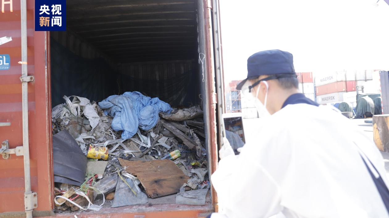 厦门海关在进境空集装箱中查获1.7吨“洋垃圾”