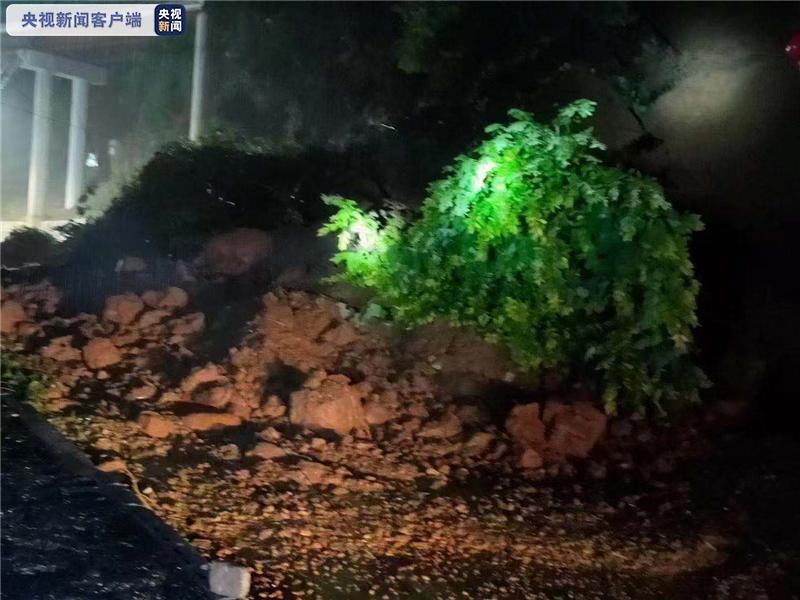 强降雨引发泥石流 陕西省道225镇坪段道路中断