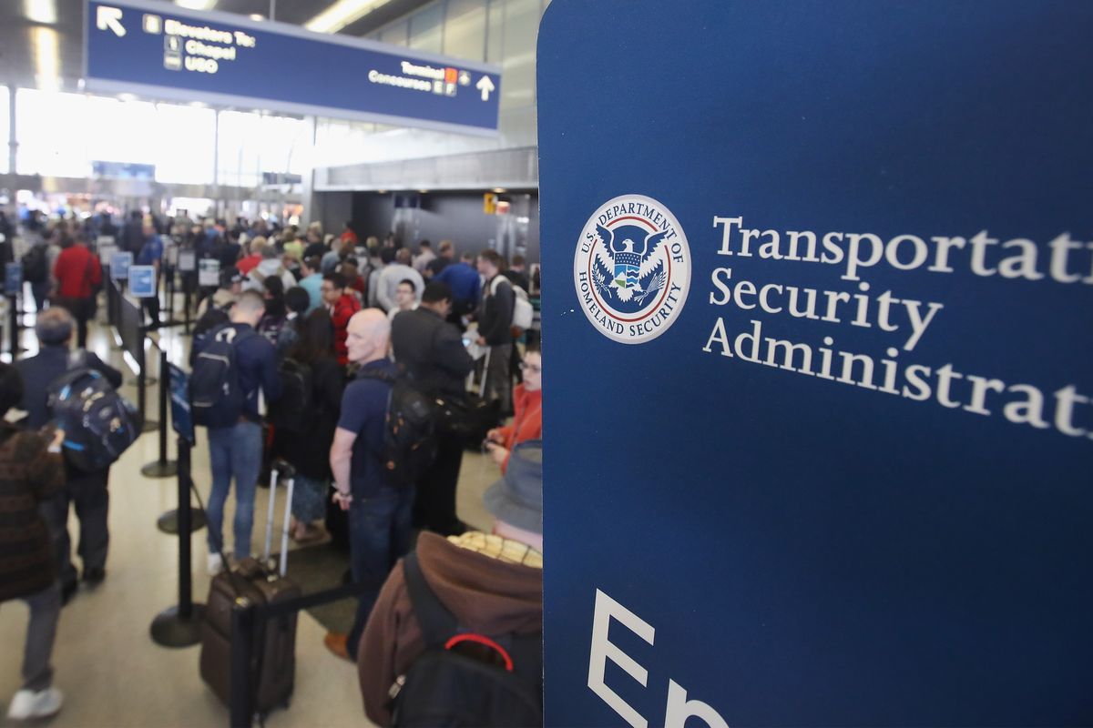 美国机场12日安检人数达2020年3月以来最高水平