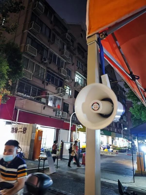 “居民”上海一小区“进门请扫场所码”防疫大喇叭，从早上喊到晚上，居民投诉