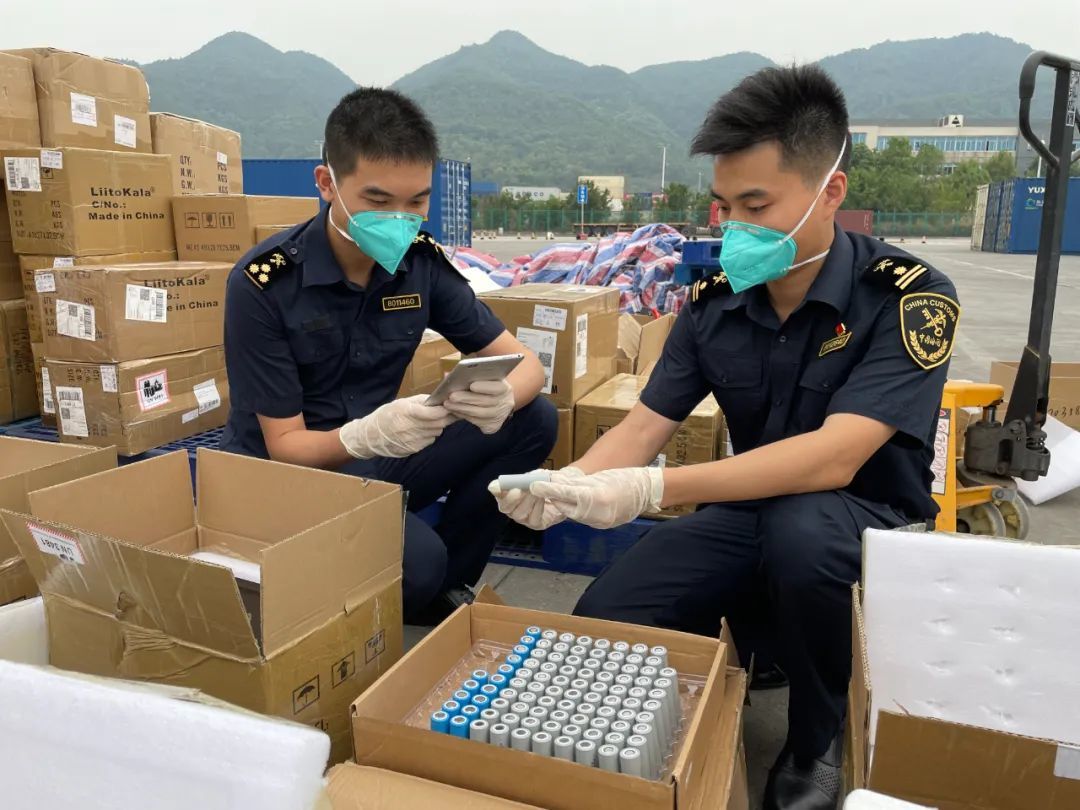 重庆海关所属渝州海关查获夹藏危险货物锂离子电池2.81吨