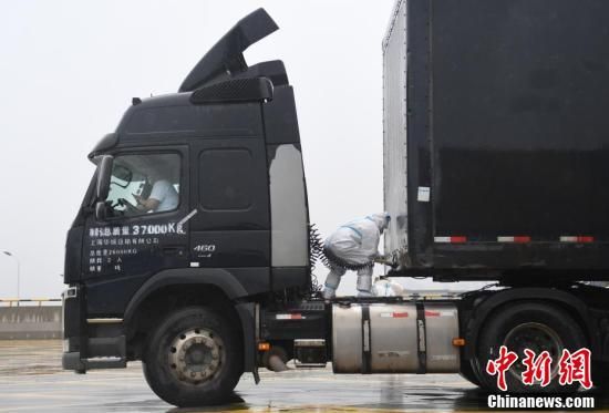 5月10日，上海产业链应急保供杭州中转站，工作人员帮助上海货车对接车头和货厢，驾驶员全程在驾驶室内避免接触。