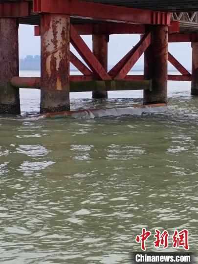“栈桥”捞蚝渔民凌晨船翻坠海3名遇险人员全部获救