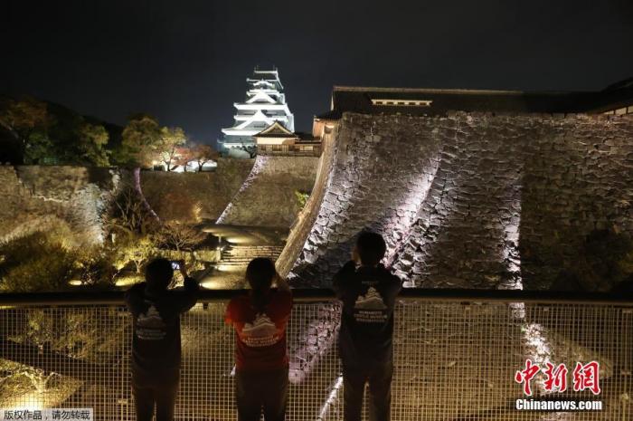 梦幻斑斓 地震后 日本熊本城首次 夜间公开