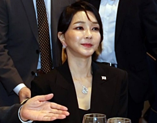 韩媒 警方调查证实韩第一夫人 履历造假 但决定不追究刑责