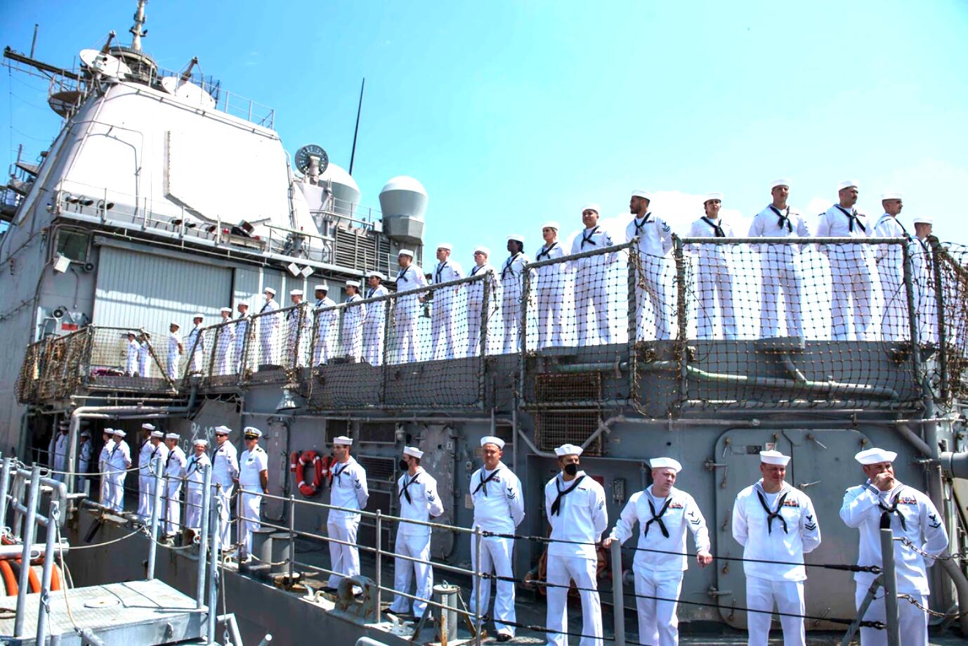 美军“维拉湾”号巡洋舰折腾半年重返母港，刚进“家门”就面临退役！