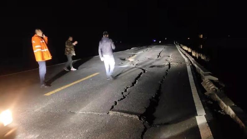 青海果洛州玛多县发生7 4级地震受此影响部分交通道路管制