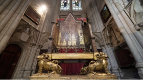 英媒披露：国王查尔斯三世加冕仪式宝座曾遭涂鸦