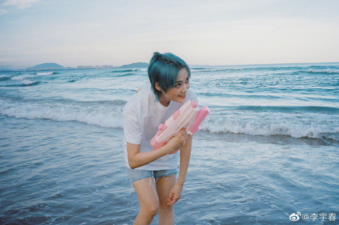 李宇春分享夏日海边写真 染蓝色头发清爽俏皮