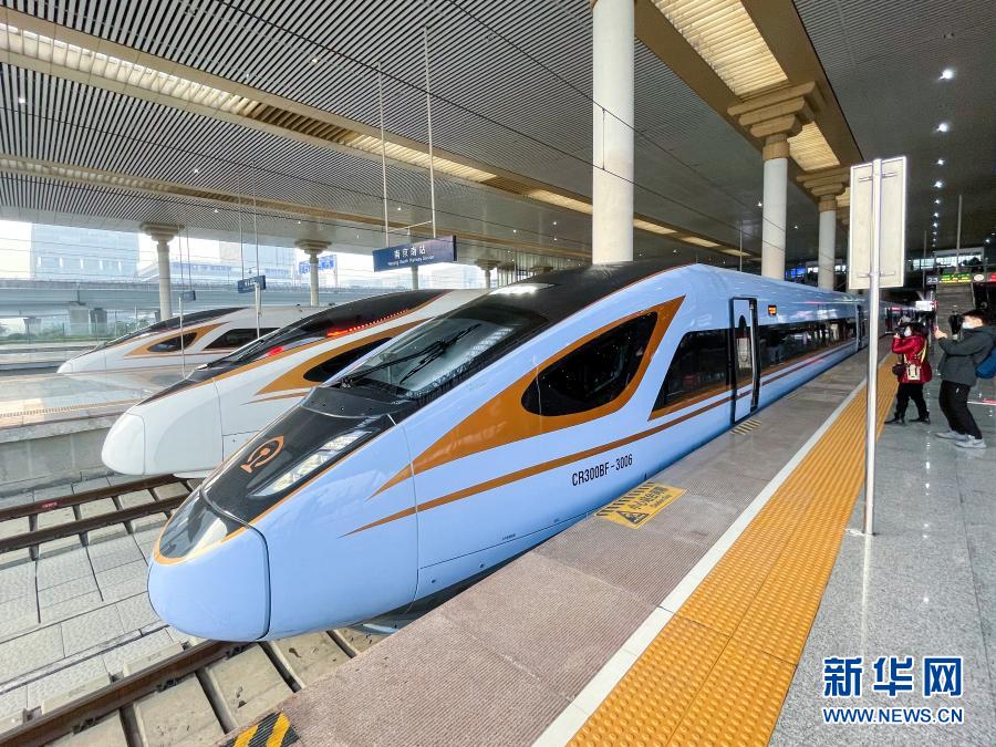 12月24日,由cr300bf型复兴号动车组担当的c3887次列车准备从南京