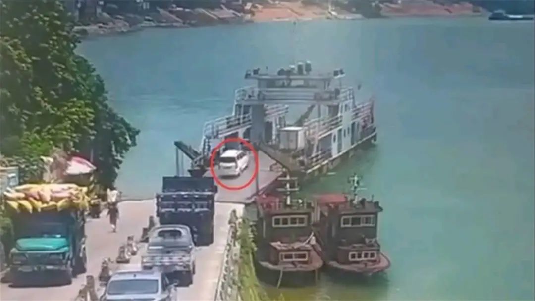 “桂平市”广西一面包车冲出渡船坠江，车上有4人！官方通报