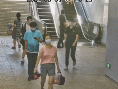 “乘客”上海地铁一男子酒后随地小便并持棍追逐劝阻乘客，被行拘