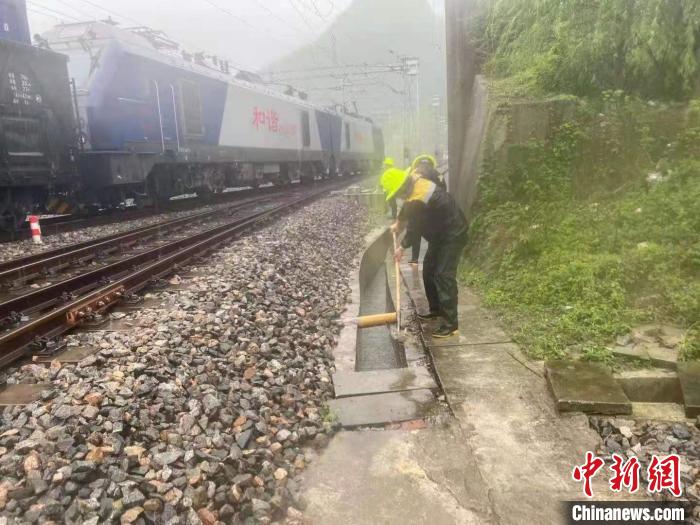 强降雨致兰渝线部分列车晚点 铁路部门加强巡查保线路安全