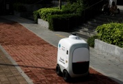 快递员要失业了？新加坡自动送货机器人方便快捷