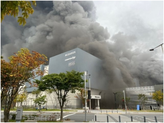 浓烟滚滚！韩国一商场突发火灾已致2死，可能系电动汽车爆炸所致