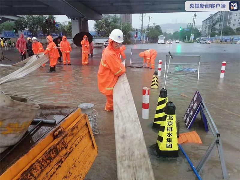 北京金安桥路段积水排除 地铁附近地面公交投入25部车辆转运乘客