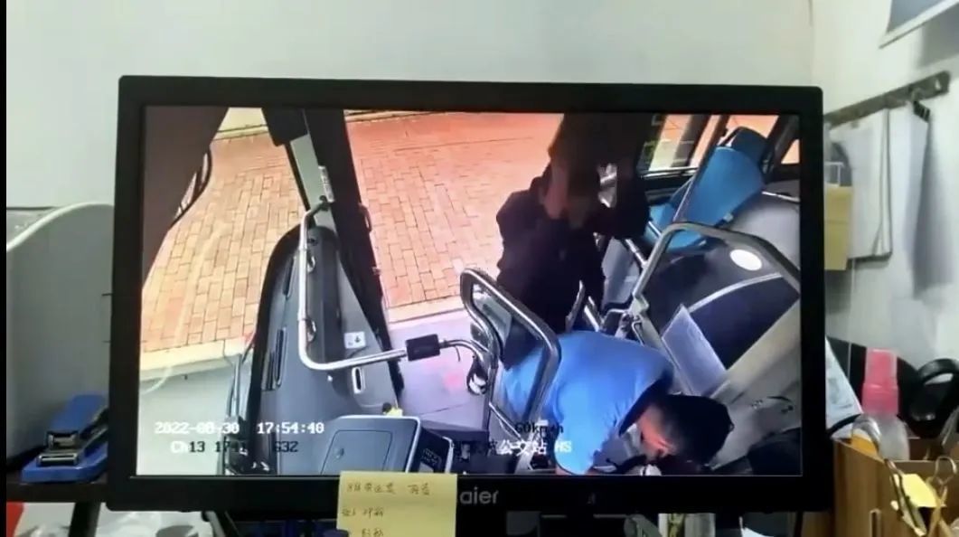 “锦江”公交司机被黑衣男用石块袭击？警方回应