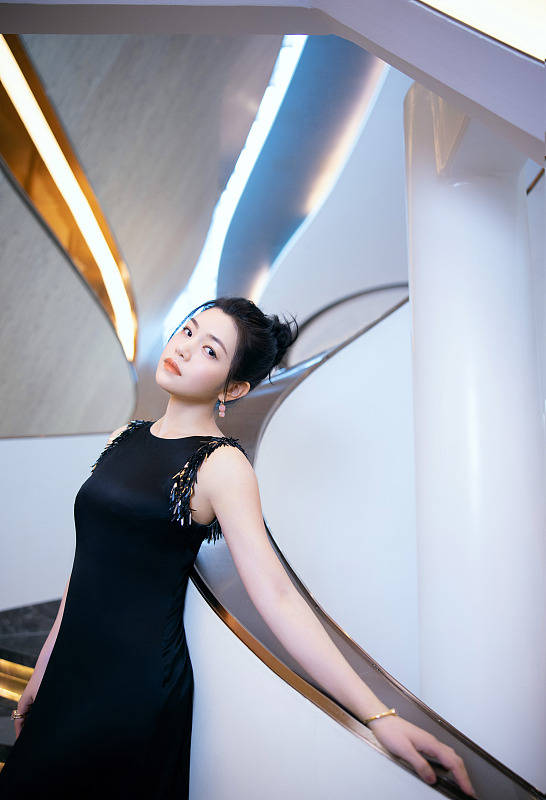陈妍希穿黑色礼服 妆容精致气质优雅