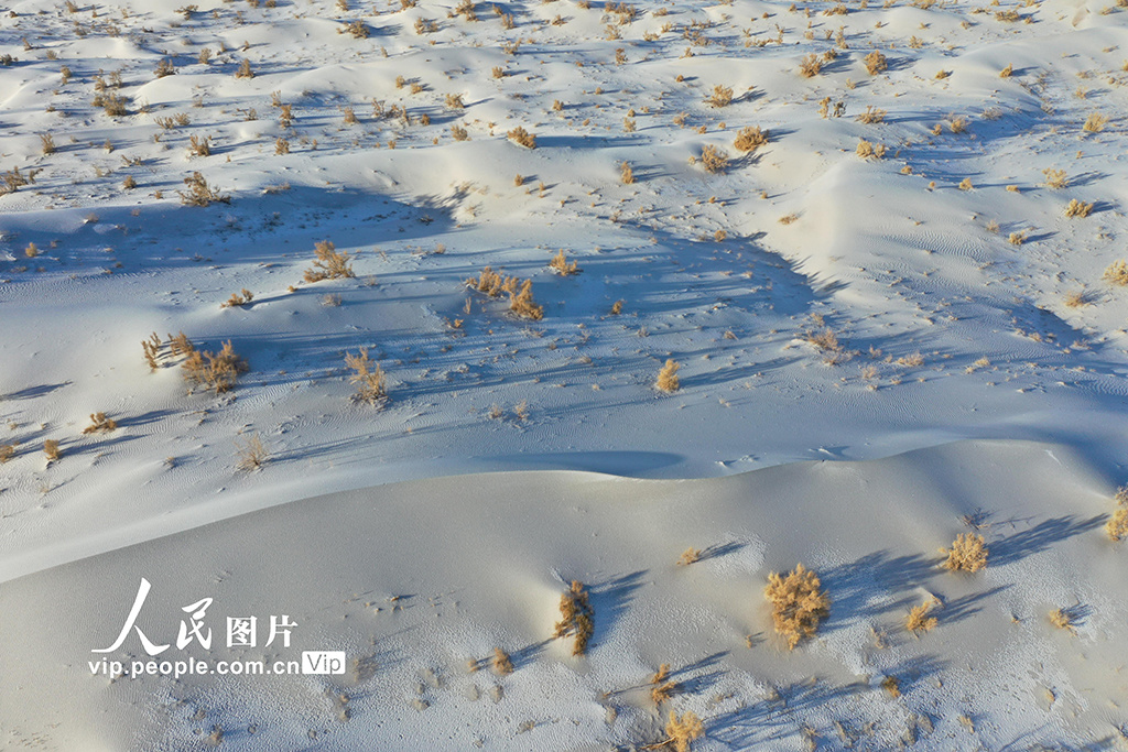 甘肅阿克塞：雪落大漠