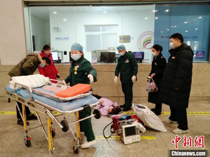 湖北宜昌：旅客购票突然倒地 工作人员急救脱险