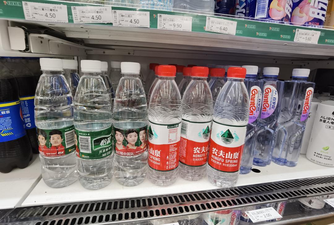 “康师傅”1元水消失了，高端瓶装水“卷”起来！网友：买瓶子送水