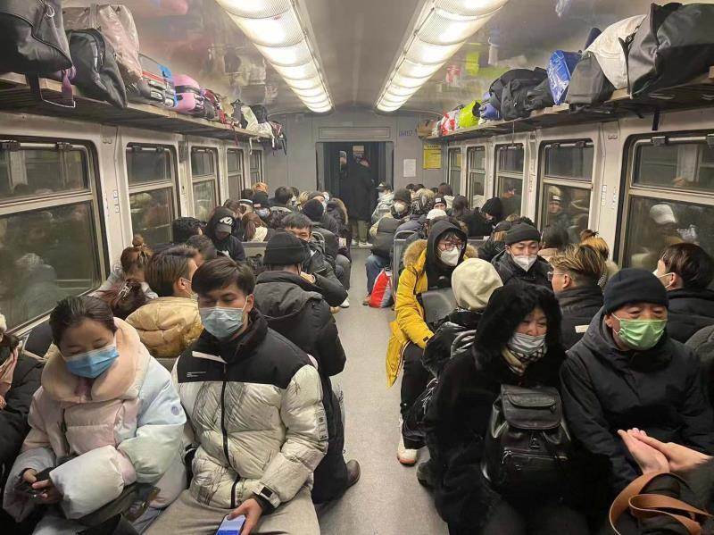 在乌最后一批中国留学生8日晚顺利登上赴西部利沃夫专列