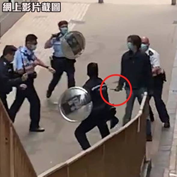 香港街头惊现 持刀男 港警回应 他较早前手持武器闯银行恐吓职员 已被拘捕