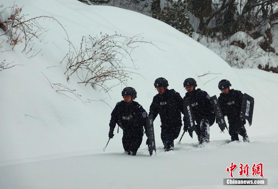 西藏林芝戍边民警雪中巡逻踏查