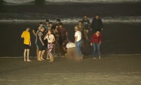 澳记者直播时意外卷入一场救援，协助游客救出一名溺水男孩