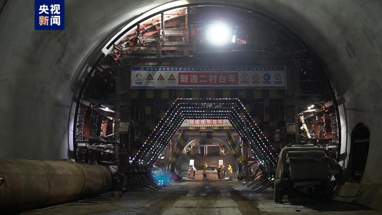 西十高铁陕西段首条隧道顺利贯通
