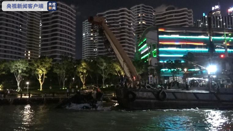 视频丨上海黄浦江一游艇起火顺江漂移 火势已被扑灭无人员伤亡