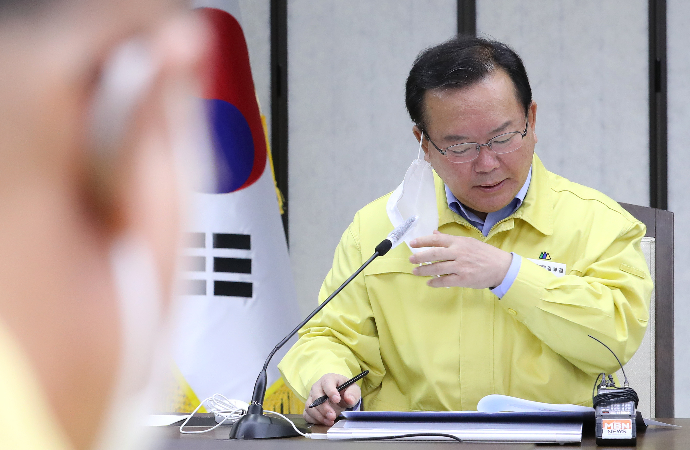 韩国单日新增超过9万例总理向国民道歉