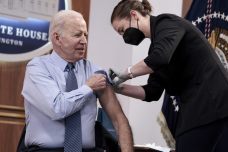 美国总统拜登接受第二剂新冠疫苗加强针