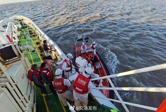 长江口北堤坝附近水域一渔船触礁沉没 21人遇险 东海救助局火速驰援