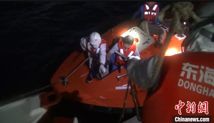 东海救助局所属 东海救115 轮成功救助海上14名遇险船员