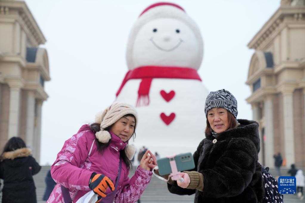 巨型雪人亮相哈尔滨松花江畔