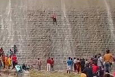 印男子不顾警告爬大坝不慎摔落，被立案调查