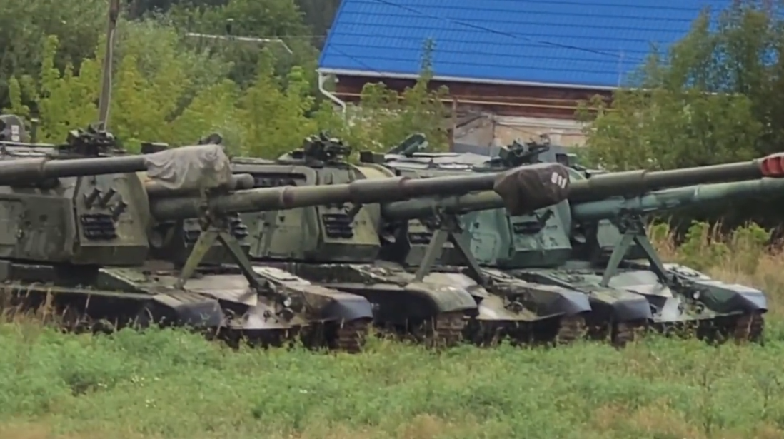 美媒：俄将大批重炮遗弃在俄乌边境，此前还把T-90坦克扔“垃圾场”