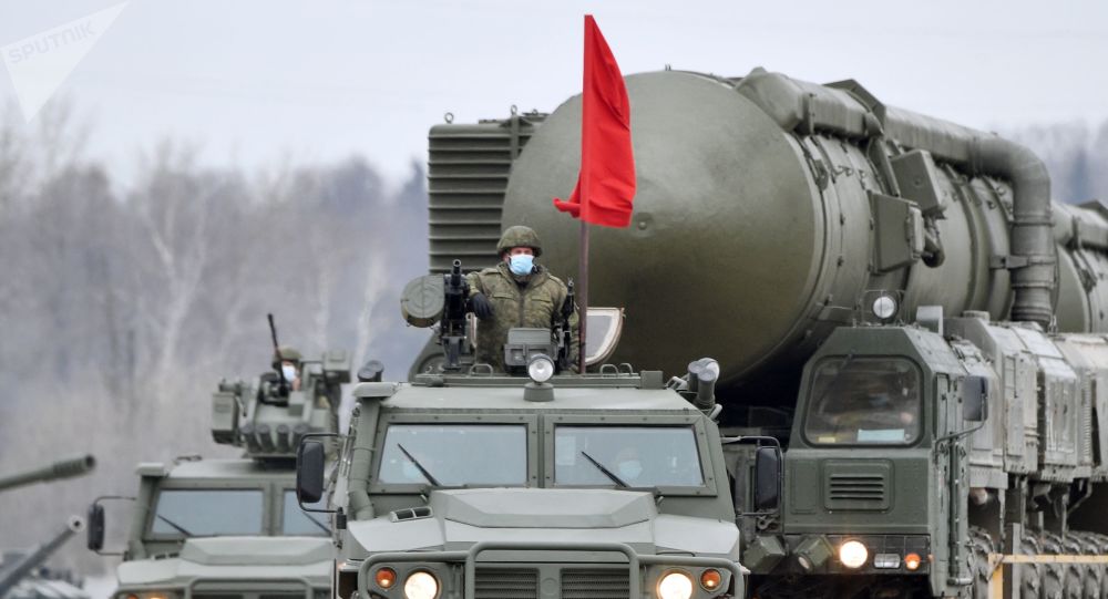 道路交通遭“敌人”破坏，俄军洲际导弹发射车利用重型舟桥机动行军