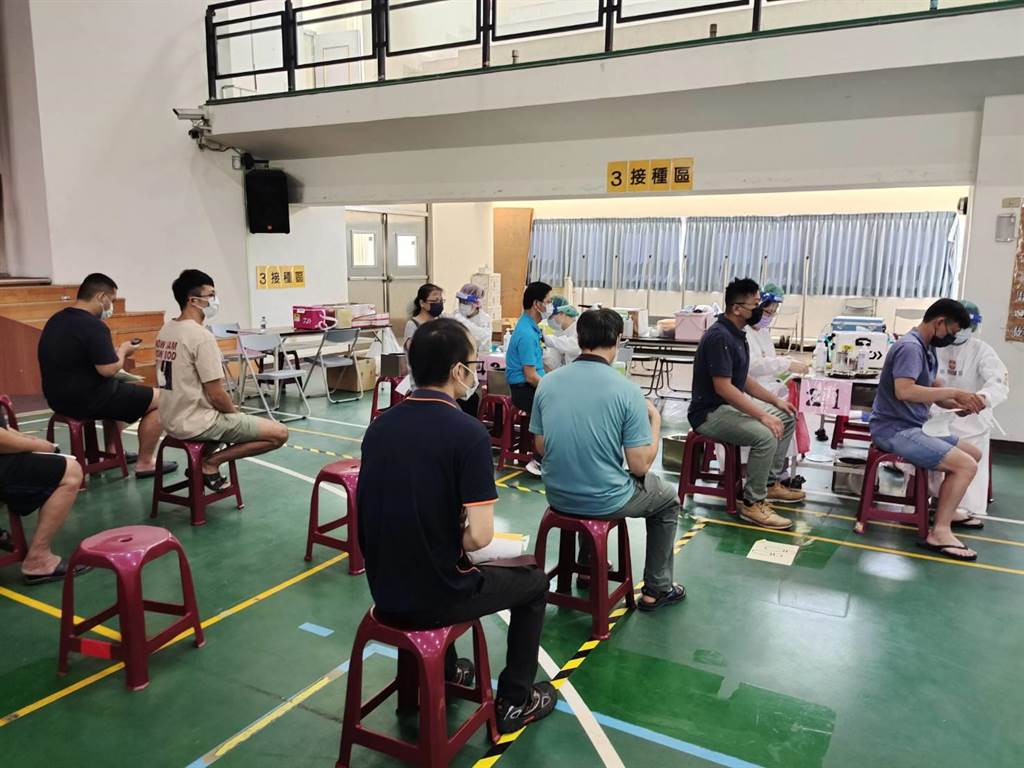 島內民眾在接種站接種疫苗。 圖自台灣“中時新聞網”
