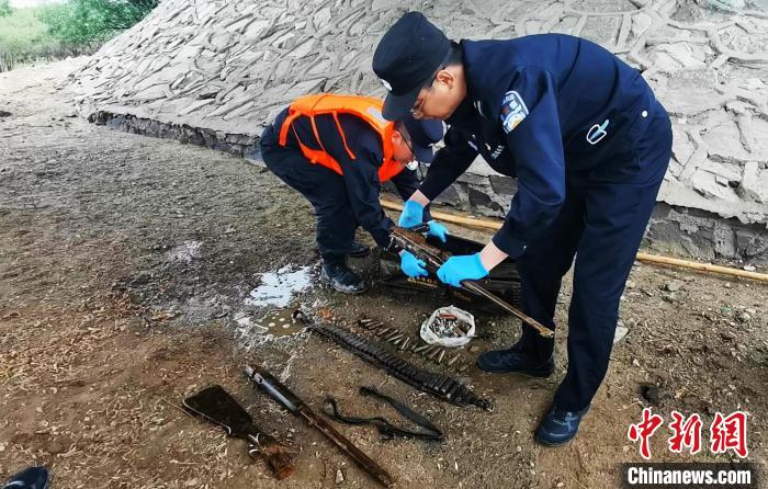 黑龙江鸡西警方河中捞出渔具袋 里面两把枪200余发子弹