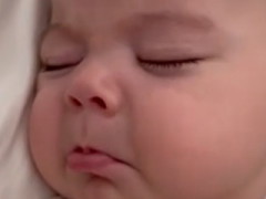 女婴睡觉做各种表情