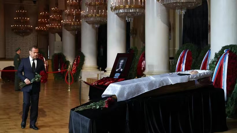 俄媒：梅德韦杰夫抵达戈尔巴乔夫葬礼现场，向其棺椁献花