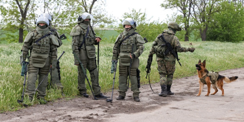 俄乌冲突持续 俄罗斯军人在马里乌波尔进行排雷