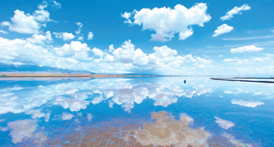 茶卡盐湖：湖水融化蓝天里