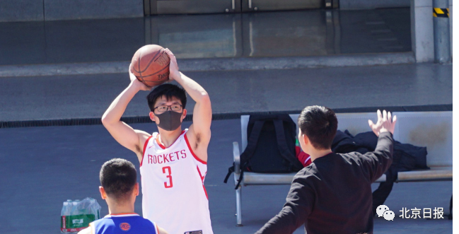 打球戴口罩 真不开玩笑 北京室外运动场准入严格