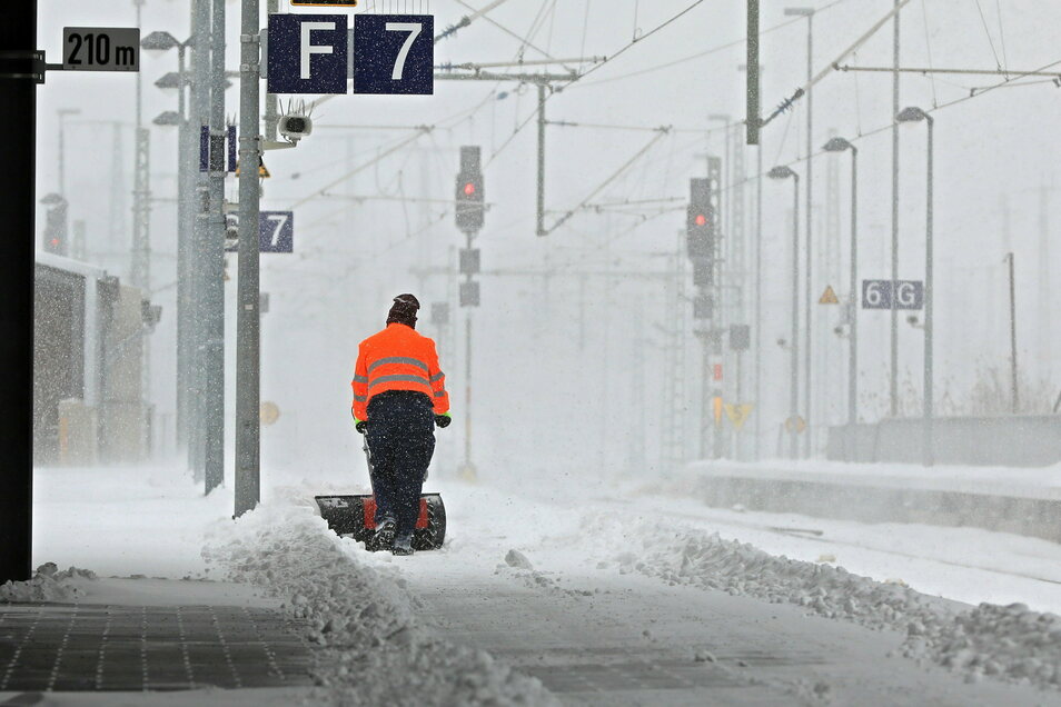 德国遭遇罕见暴风雪极端天气交通事故频发多人受伤