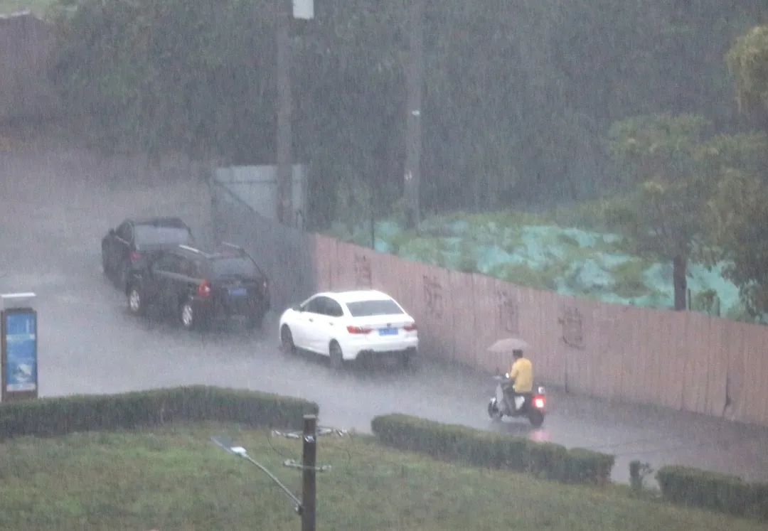 北京中小学幼儿园明日停止返校，所有户外活动暂停！暴雨已到河北，进京还会远吗