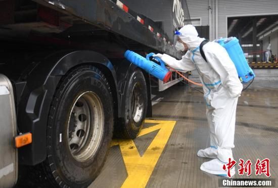 上海产业链应急保供杭州中转站工作人员对即将前往上海的货车进行出场消杀。